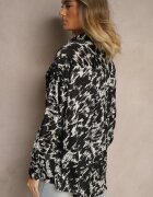 unigirl Cămașă Negru-Albă cu croială lungă decorată cu model abstract Koriassa