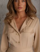 unigirl Rochie tip cămașă bej cu croială evazată cu elastic în talie și imitație de buzunare Etaviela