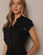 unigirl Salopetă stil cămașă Neagră cu viscoză decorată cu capse și cu o centură legată Sepirise