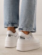 vices Adidași Alb-Argintiu pe Platformă Decorate cu Inscripție în Relief Berolla
