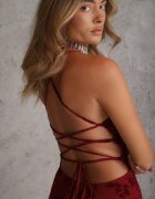 vices Rochie de seară fără spate cu imprimeu floral și șnur tip corset Inessa Roșie