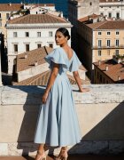 vices Rochie elegantă evazată decorată cu volane pe umeri Nessaza Albastră