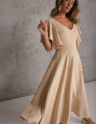 vices Rochie elegantă evazată decorată cu volane pe umeri Nessaza Bej