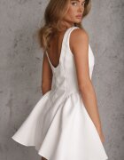 vices Rochie evazată cu croială elegantă care evidențiază talia Aikamna Albă
