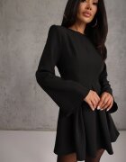 vices Rochie neagră cloș cu mâneci evazate Natileza