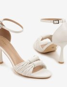 vices Sandale Albe cu toc stiletto Decorate cu noduri Saromelle