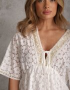 wei wei Rochie Albă cu Dantelă și cu Adaos de Bumbac Finisată cu Legătură și Elastic în Talie Jasevia