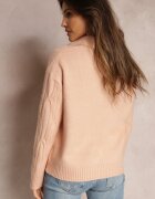wool fashion Pulover rozaliu deschis cu decolteu în V și cu o împletitură decorativă Travissa