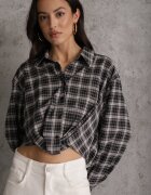 yu & me Cămașă Neagră din Bumbac tip Crop în carouri Decorată cu Volane Risettes