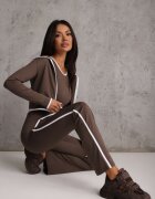 yu & me Set fitness: pantaloni flare hanorac și top cu paspoal decorativ Quintela Maro