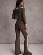 yu & me Set fitness: pantaloni flare hanorac și top cu paspoal decorativ Quintela Maro