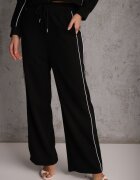 yu & me Set Trening Negru în Stil Retro Pantaloni Wide Leg și Bluză cu Guler Înalt Sewelia