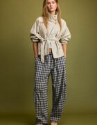 Stradivarius Pantaloni Cargo Eleganți În Carouri Alb S