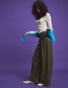 Stradivarius Pantaloni Cu Pliuri Și Imitație De Piele Kaki Xl