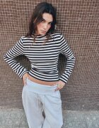 Stradivarius Pulover Cu Guler Înalt Și Nasturi Negru S