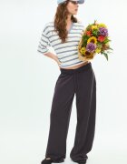 Stradivarius Tricou Cu Dungi Decolteu În V Și Mâneci Kimono Negru M