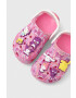 Crocs slapi copii CLASSIC HELLO KITTY CLOG culoarea roz - Pled.ro