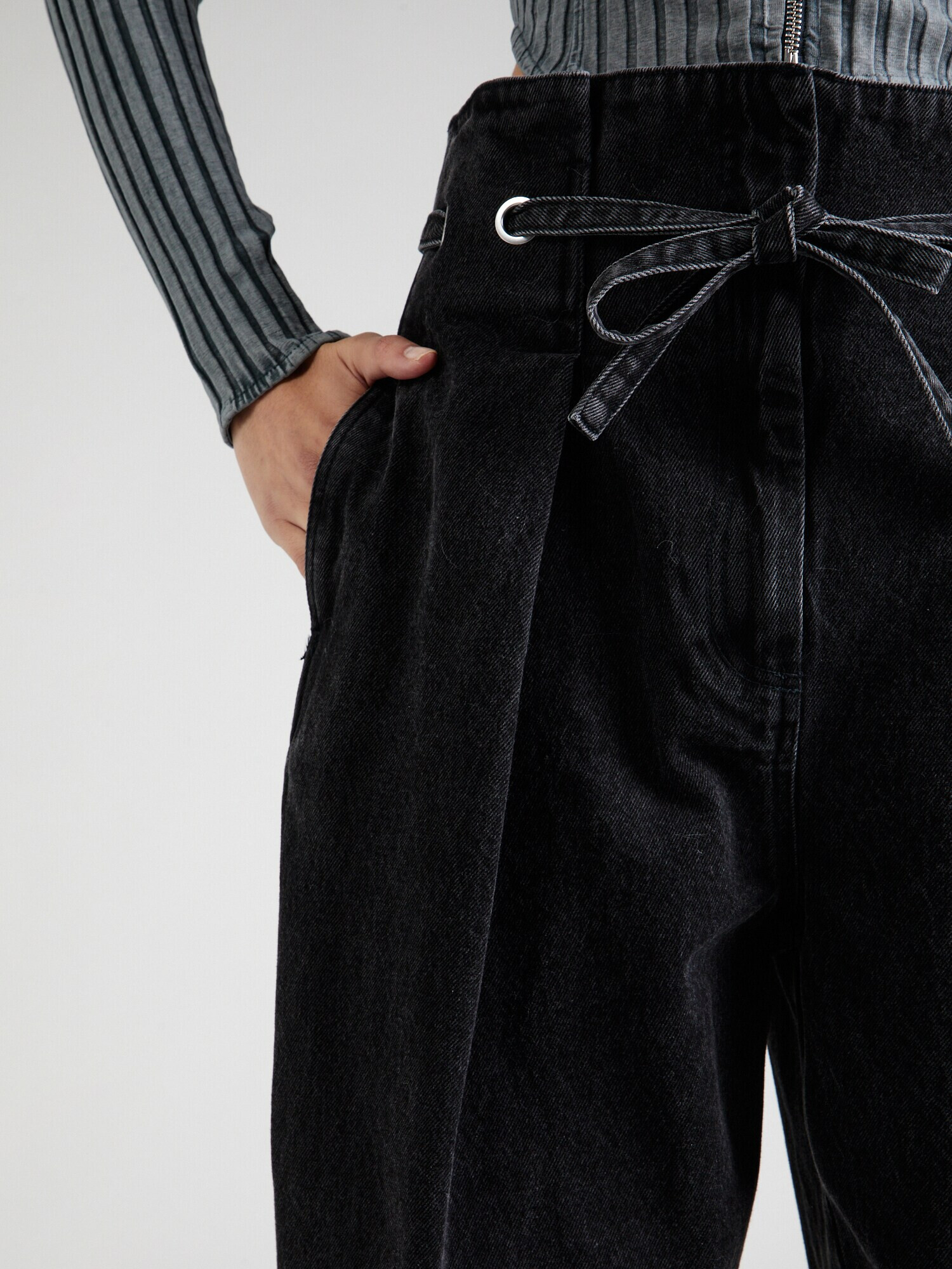 3.1 Phillip Lim Pantaloni cu cute 'ORIGAMI' negru denim - Pled.ro