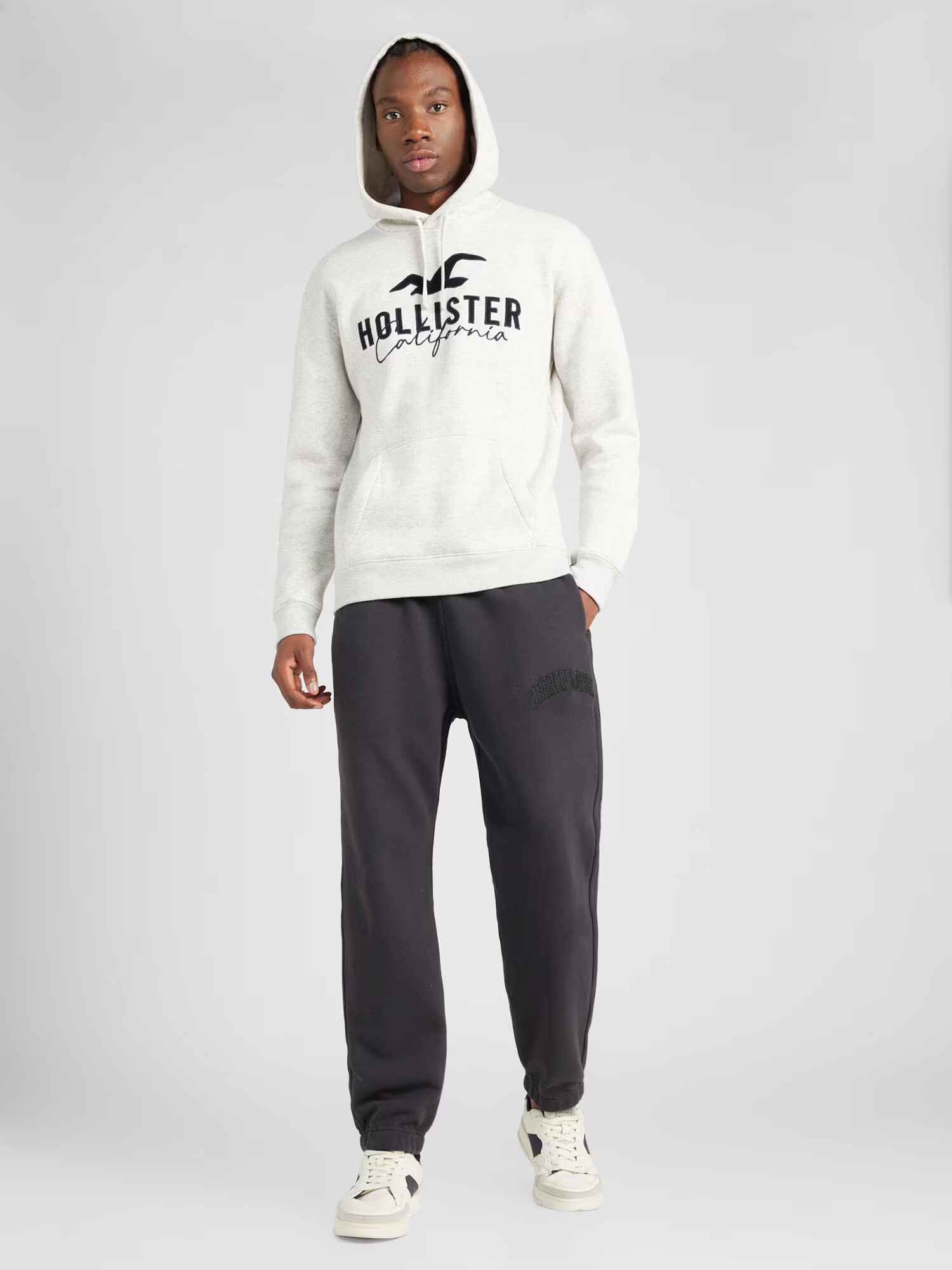 Abercrombie & Fitch Pantaloni gri metalic - Pled.ro