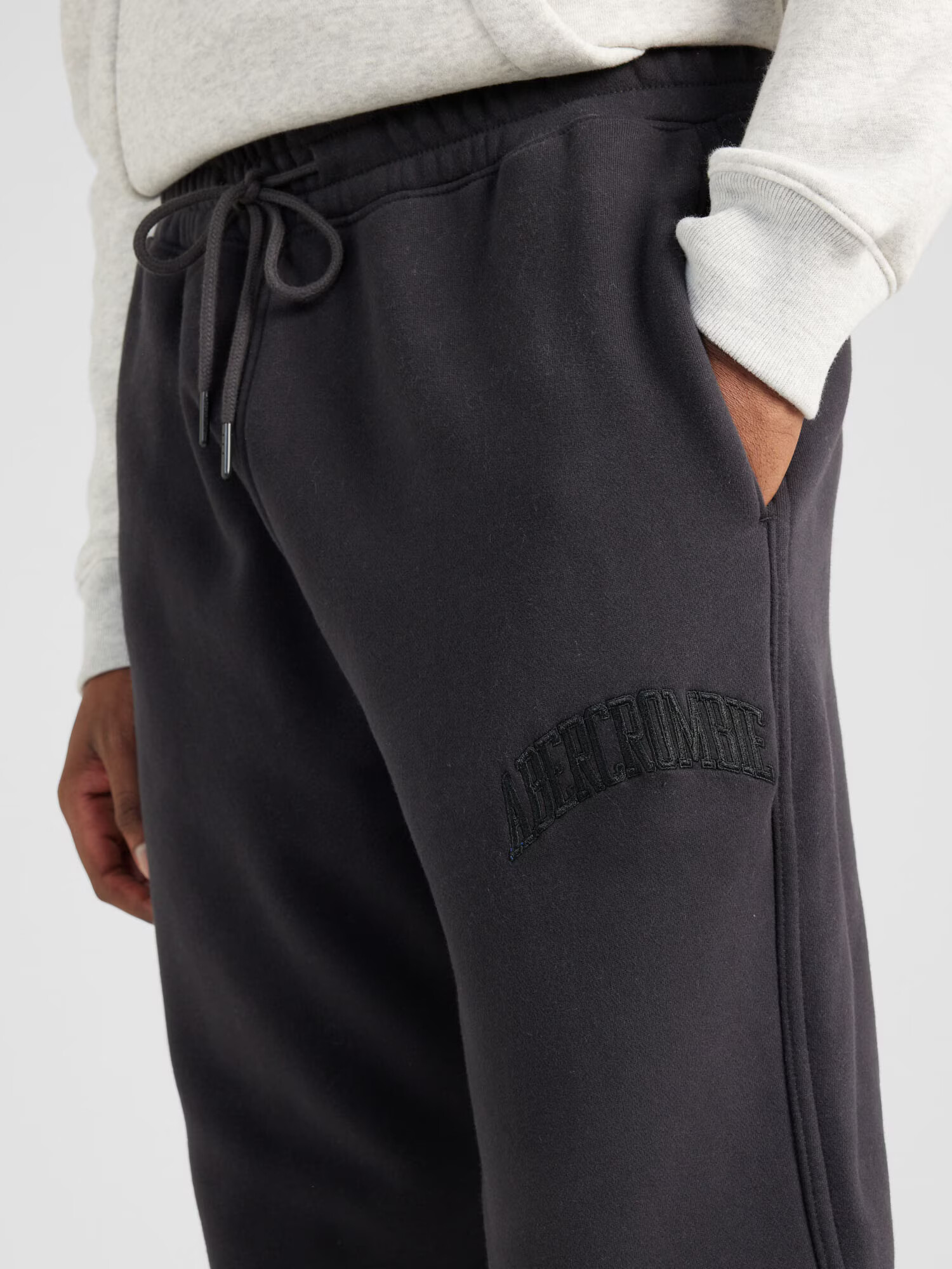 Abercrombie & Fitch Pantaloni gri metalic - Pled.ro