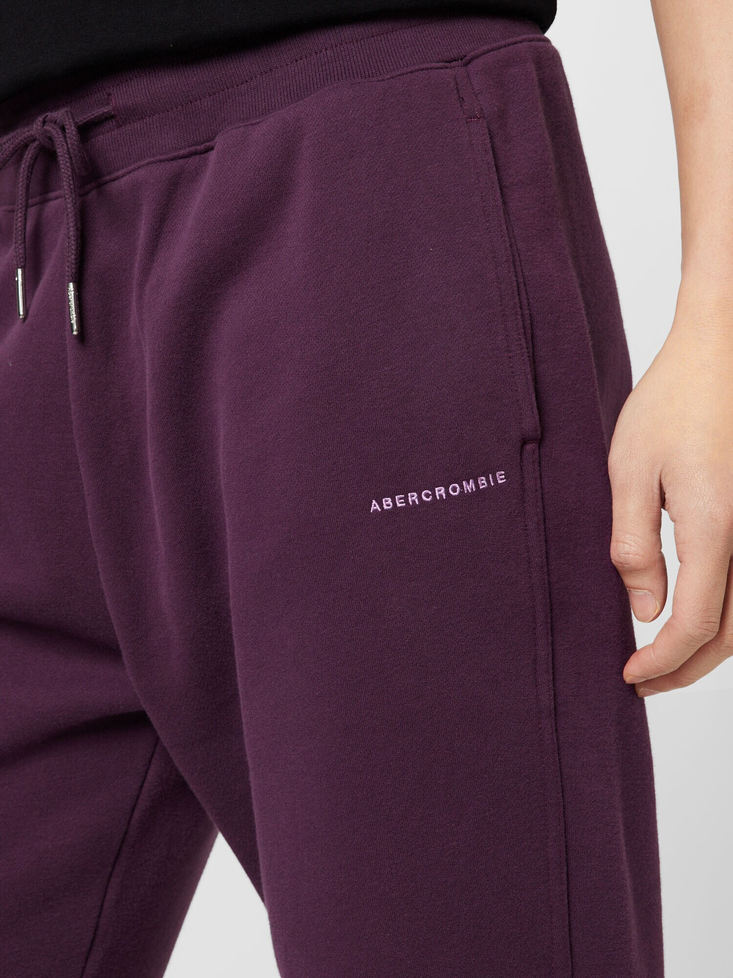 Abercrombie & Fitch Pantaloni mov închis - Pled.ro