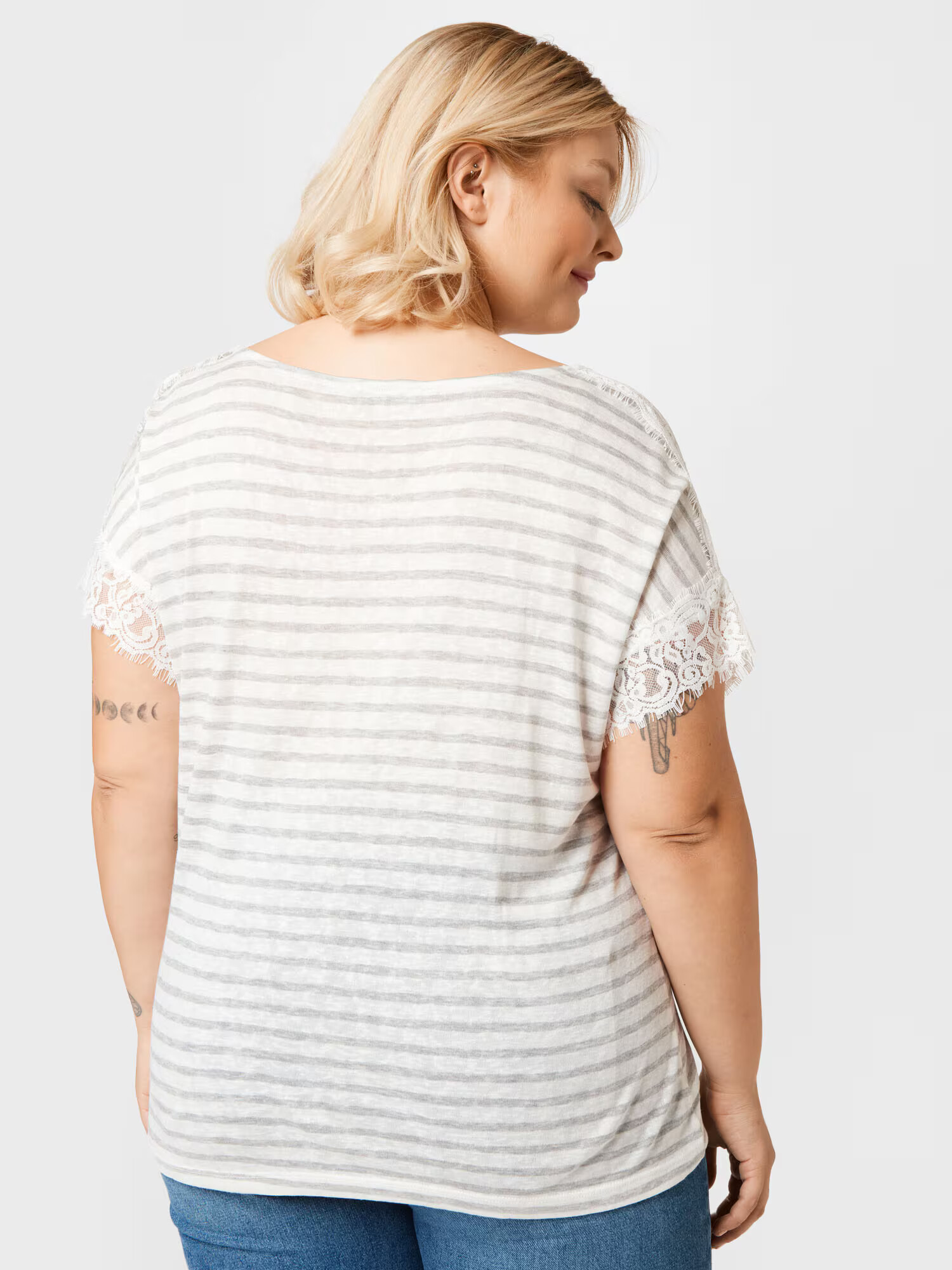 ABOUT YOU Curvy Tricou 'Karima' gri / alb - Pled.ro