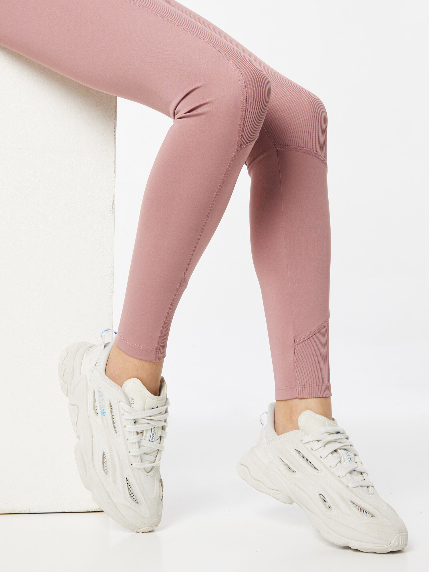 ABOUT YOU Pantaloni sport 'Lulu' rosé - Pled.ro