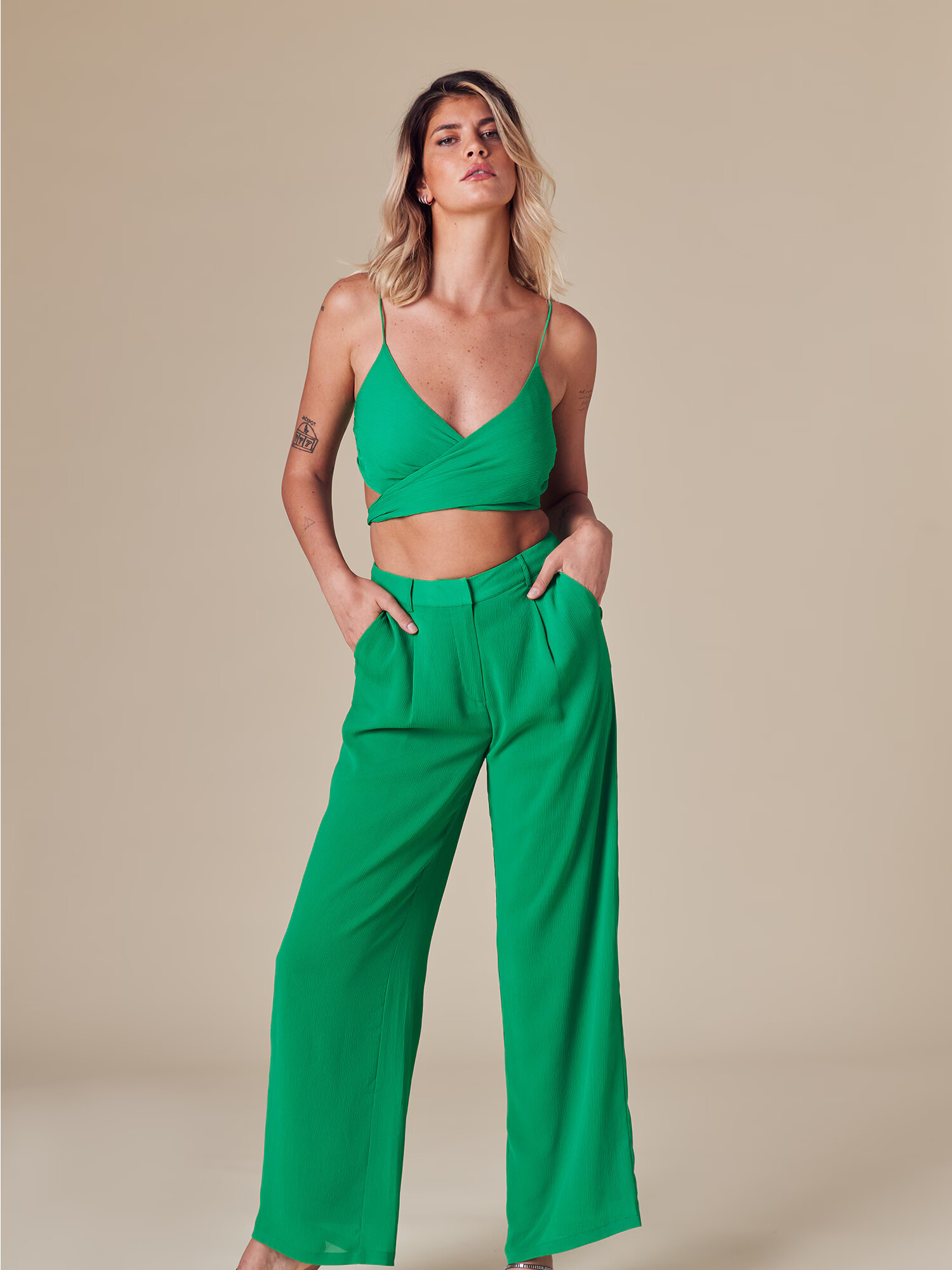 ABOUT YOU x Laura Giurcanu Top 'Charleen' verde - Pled.ro