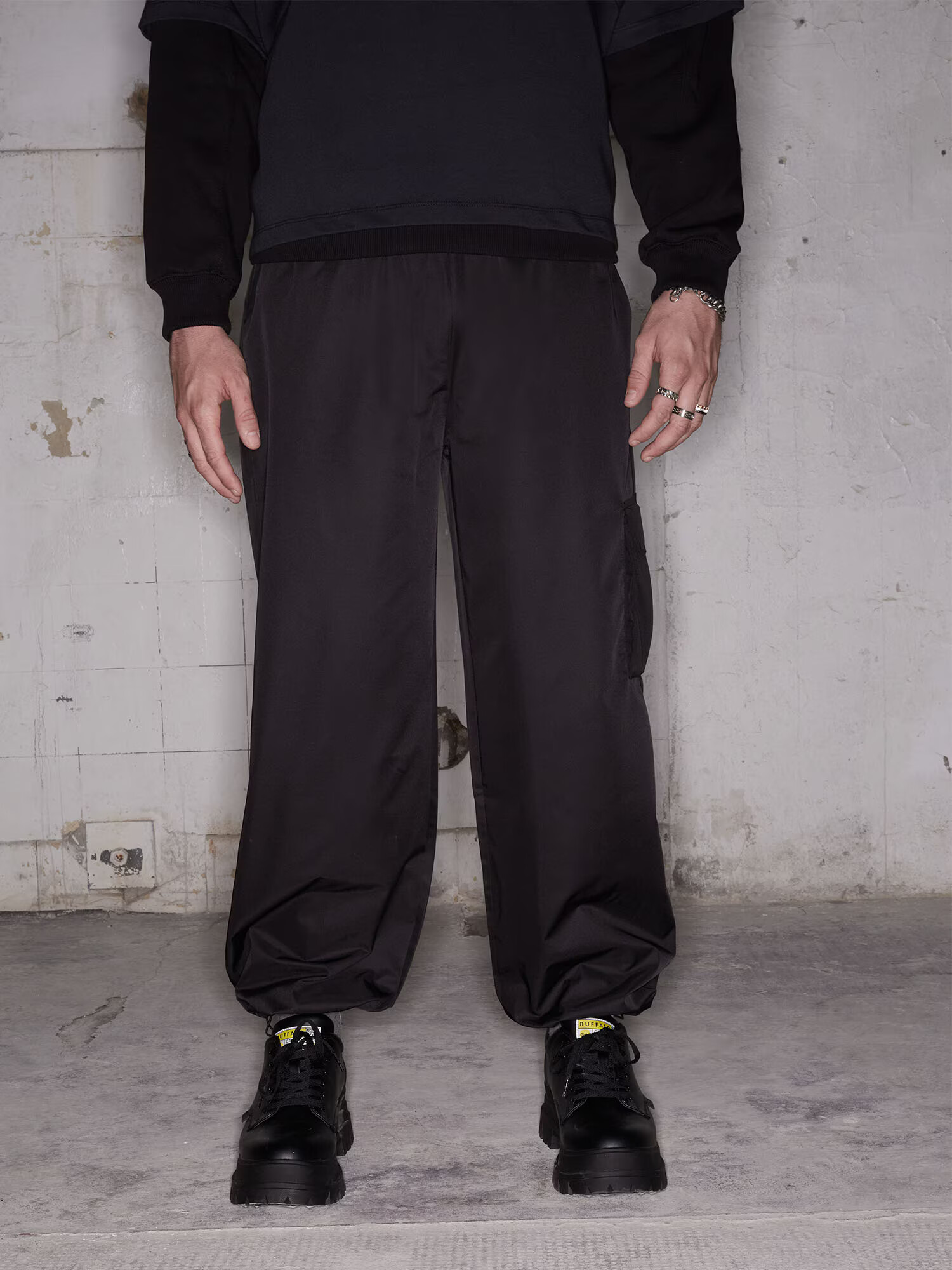 ABOUT YOU x Rewinside Pantaloni 'James' negru - Pled.ro