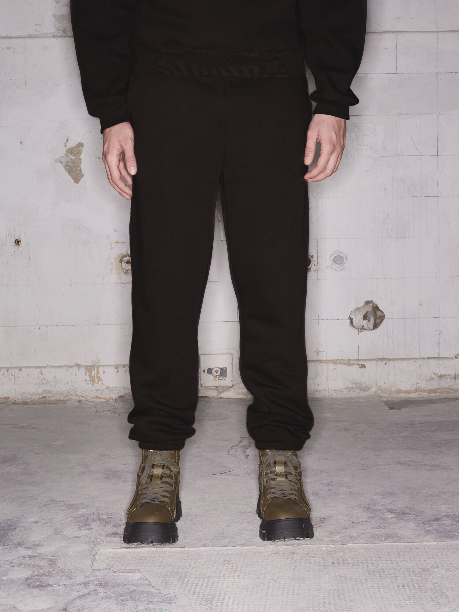 ABOUT YOU x Rewinside Pantaloni 'Theo' negru - Pled.ro