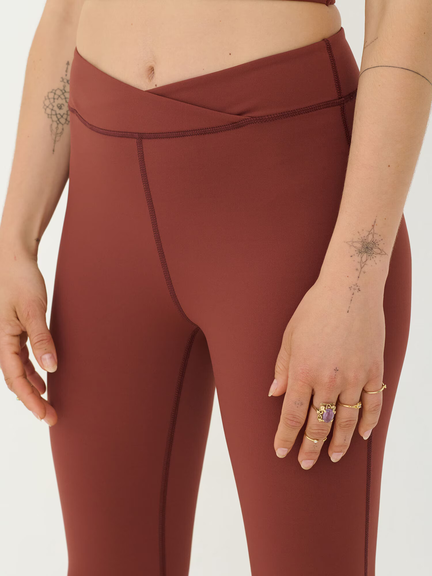 ABOUT YOU x Sofia Tsakiridou Leggings 'Carolin' maro - Pled.ro