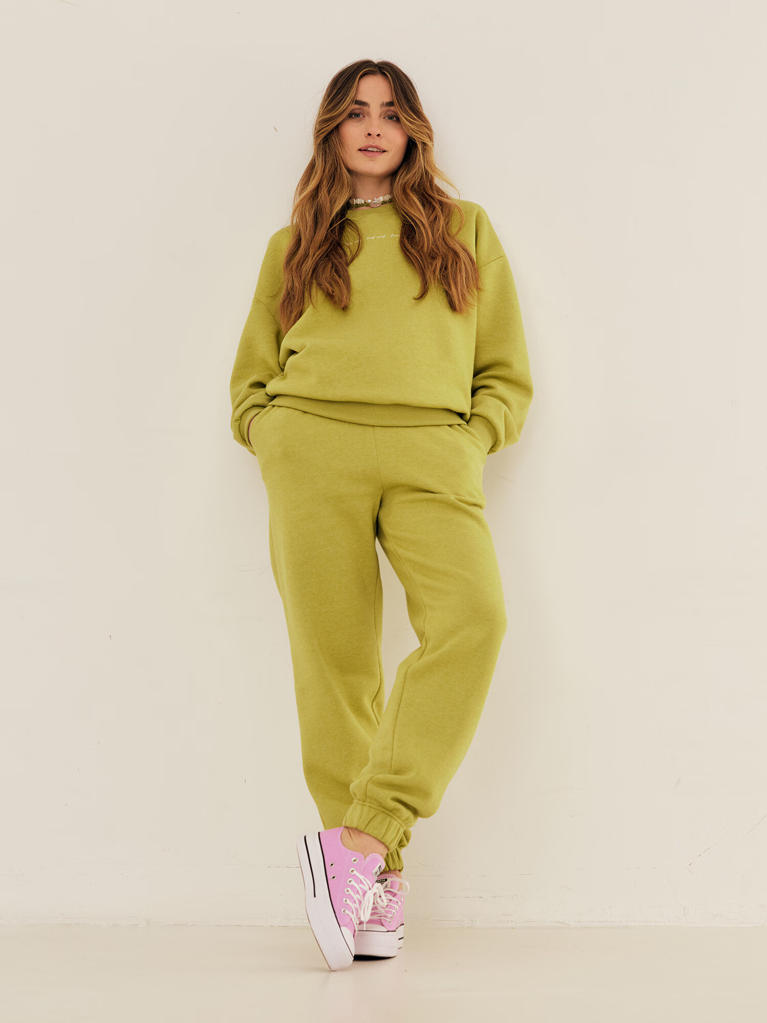 ABOUT YOU x Sofia Tsakiridou Pantaloni 'Yasmin' verde - Pled.ro