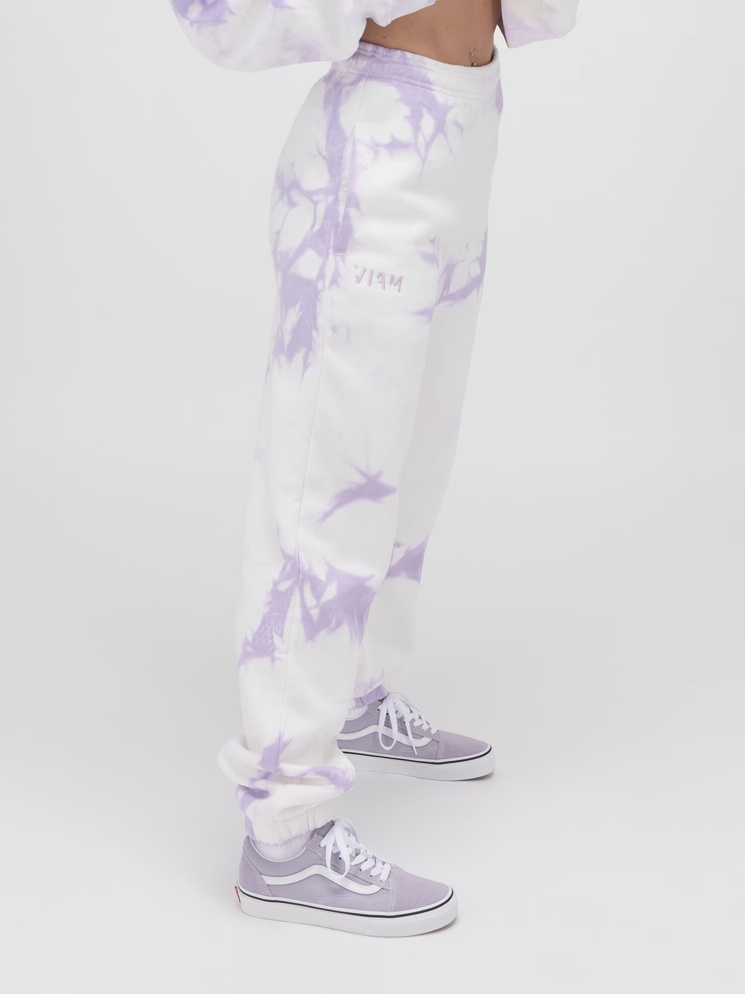 ABOUT YOU x VIAM Studio Pantaloni 'JENNIFER' lila - Pled.ro