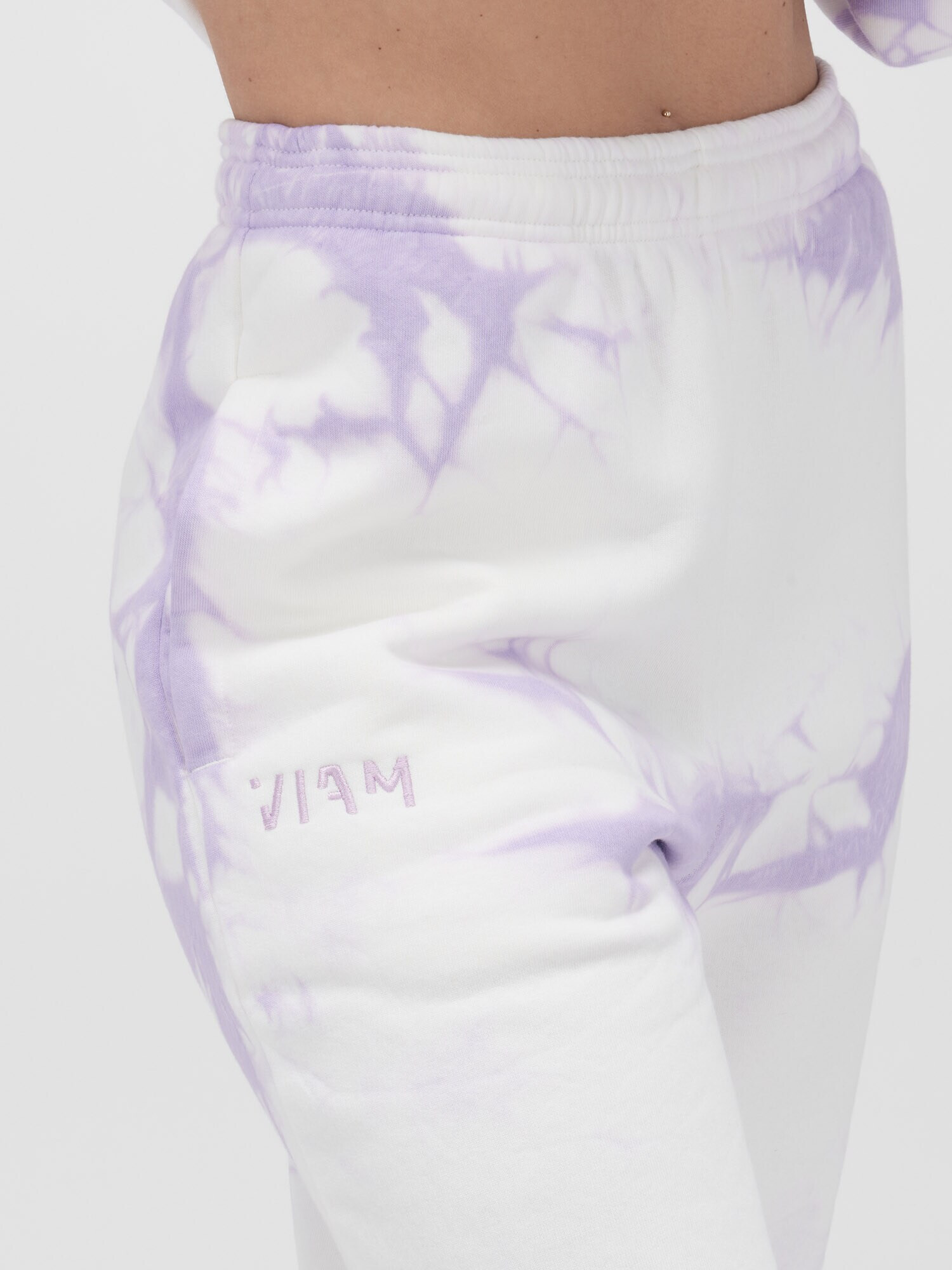 ABOUT YOU x VIAM Studio Pantaloni 'JENNIFER' lila - Pled.ro