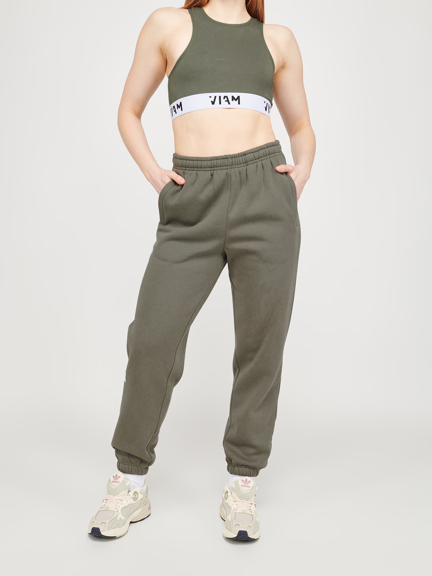 ABOUT YOU x VIAM Studio Pantaloni 'Motivation' verde - Pled.ro