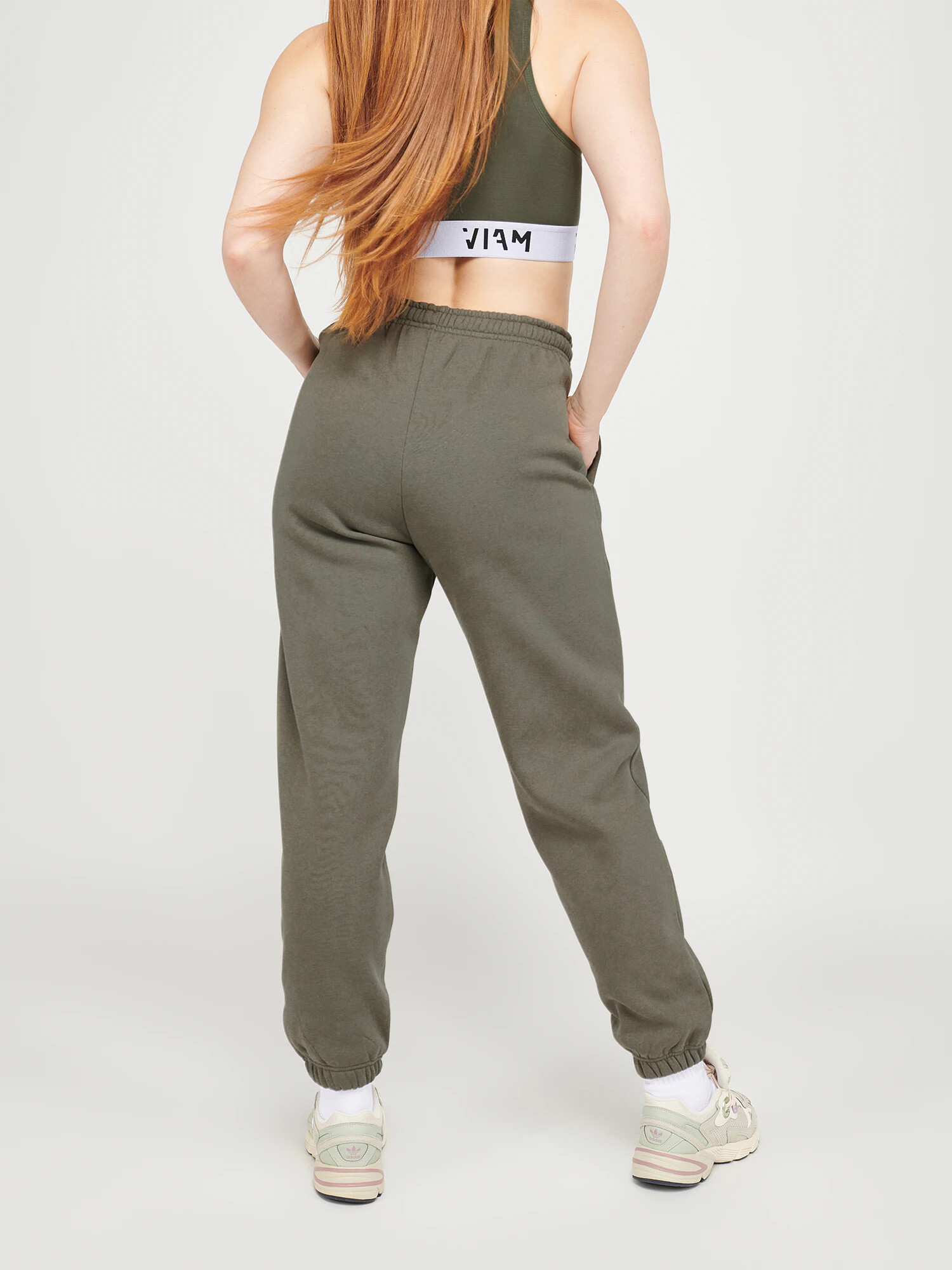 ABOUT YOU x VIAM Studio Pantaloni 'Motivation' verde - Pled.ro