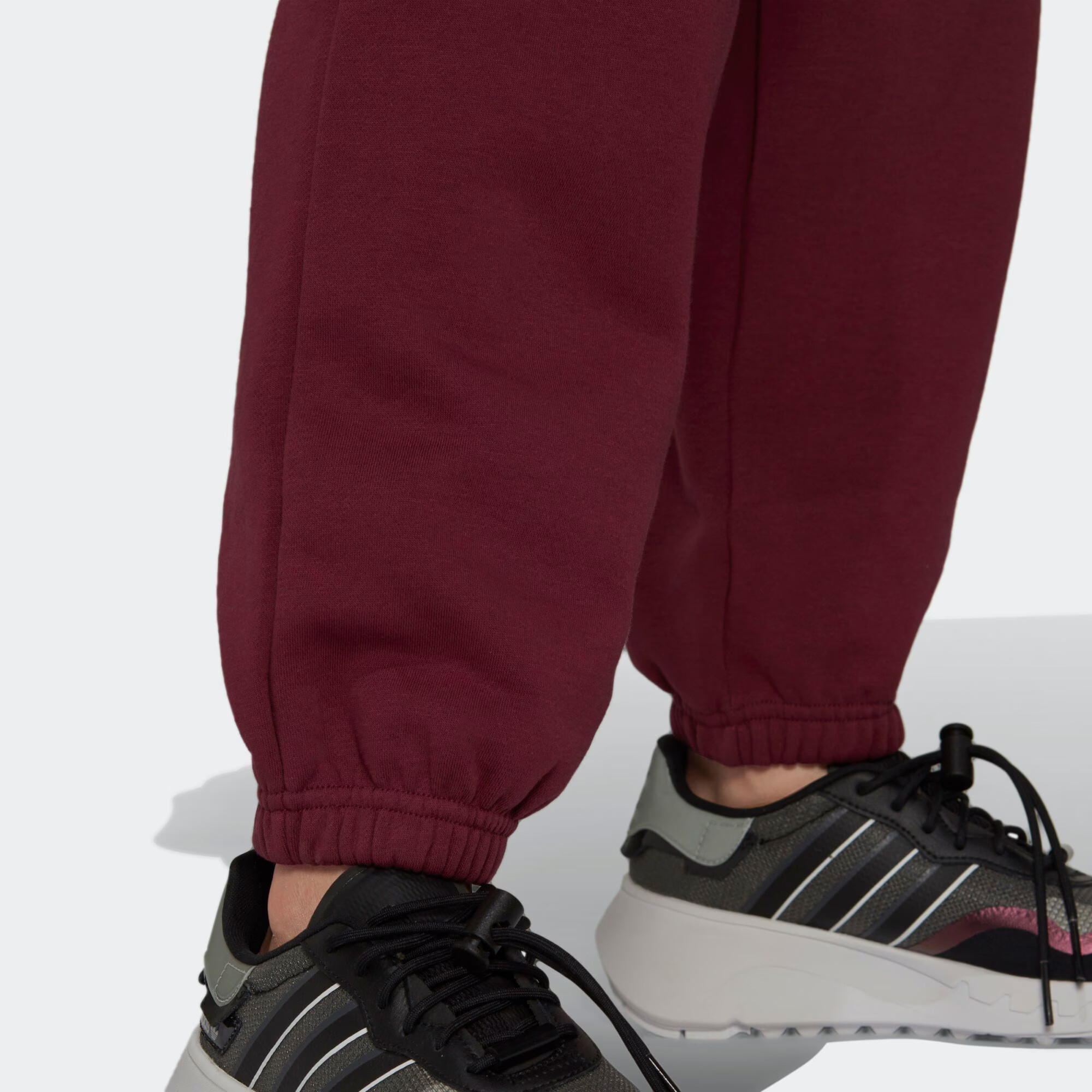 ADIDAS ORIGINALS Pantaloni ' adicolor Essentials Fleece Jogginghose ' roșu - Pled.ro