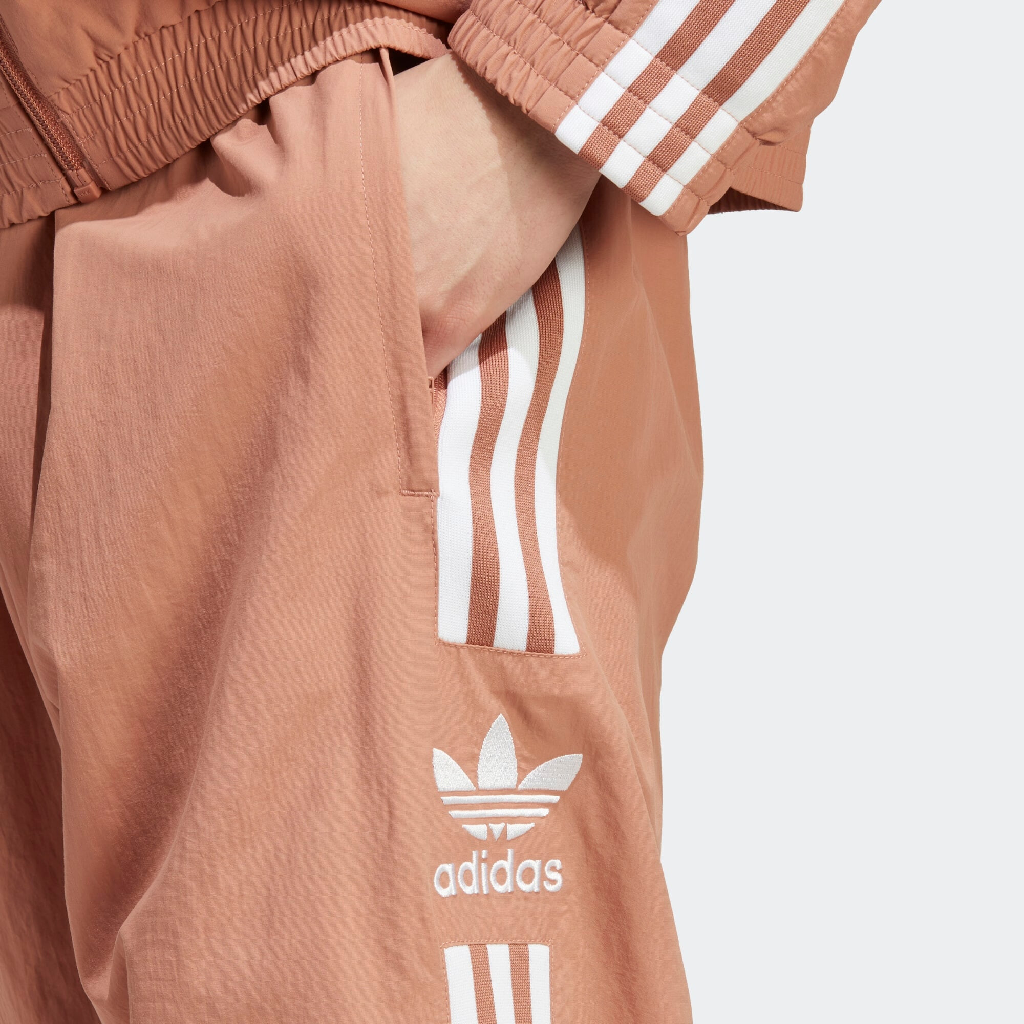 ADIDAS ORIGINALS Pantaloni 'Adicolor Classics Lock-Up Trefoil' maro caramel / alb - Pled.ro