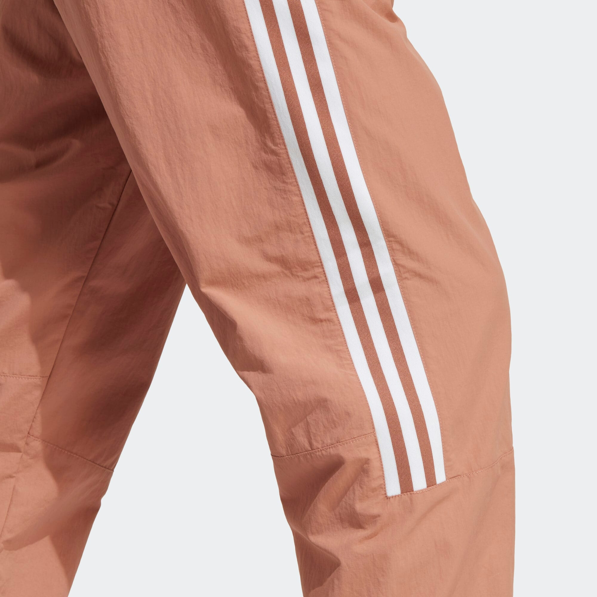 ADIDAS ORIGINALS Pantaloni 'Adicolor Classics Lock-Up Trefoil' maro caramel / alb - Pled.ro