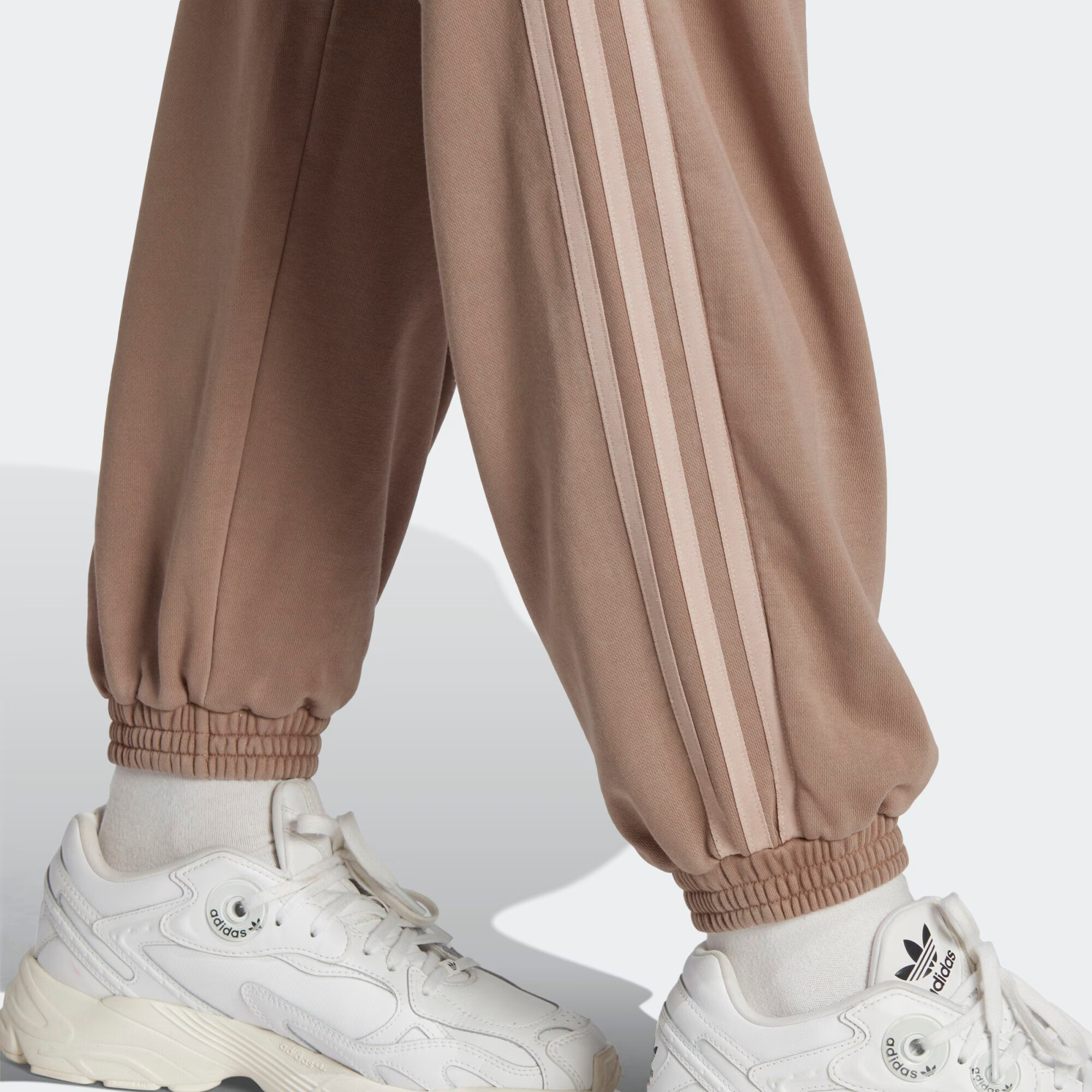 ADIDAS ORIGINALS Pantaloni 'Joggers' maro deschis / alb - Pled.ro