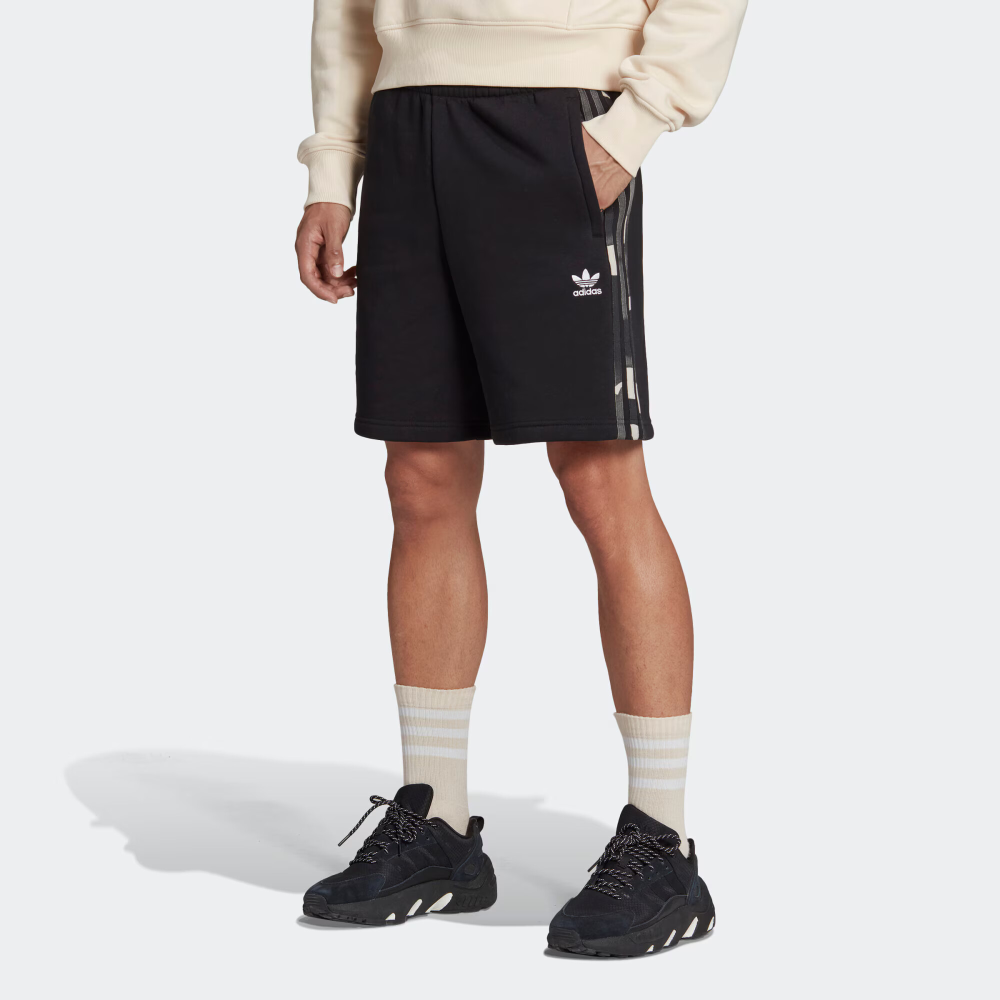 ADIDAS ORIGINALS Pantaloni 'Graphics Camo 3-Stripes' negru / alb - Pled.ro