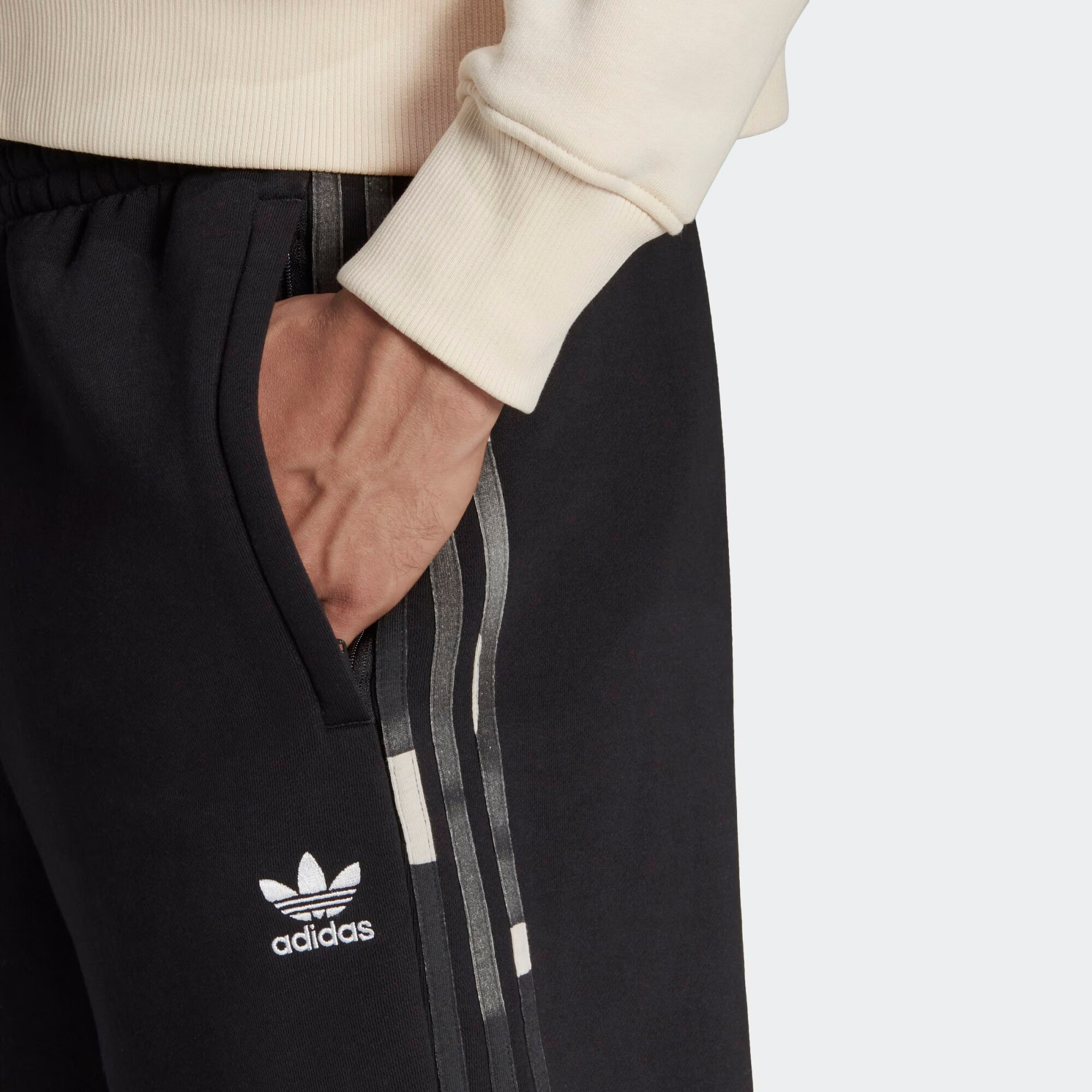 ADIDAS ORIGINALS Pantaloni 'Graphics Camo 3-Stripes' negru / alb - Pled.ro