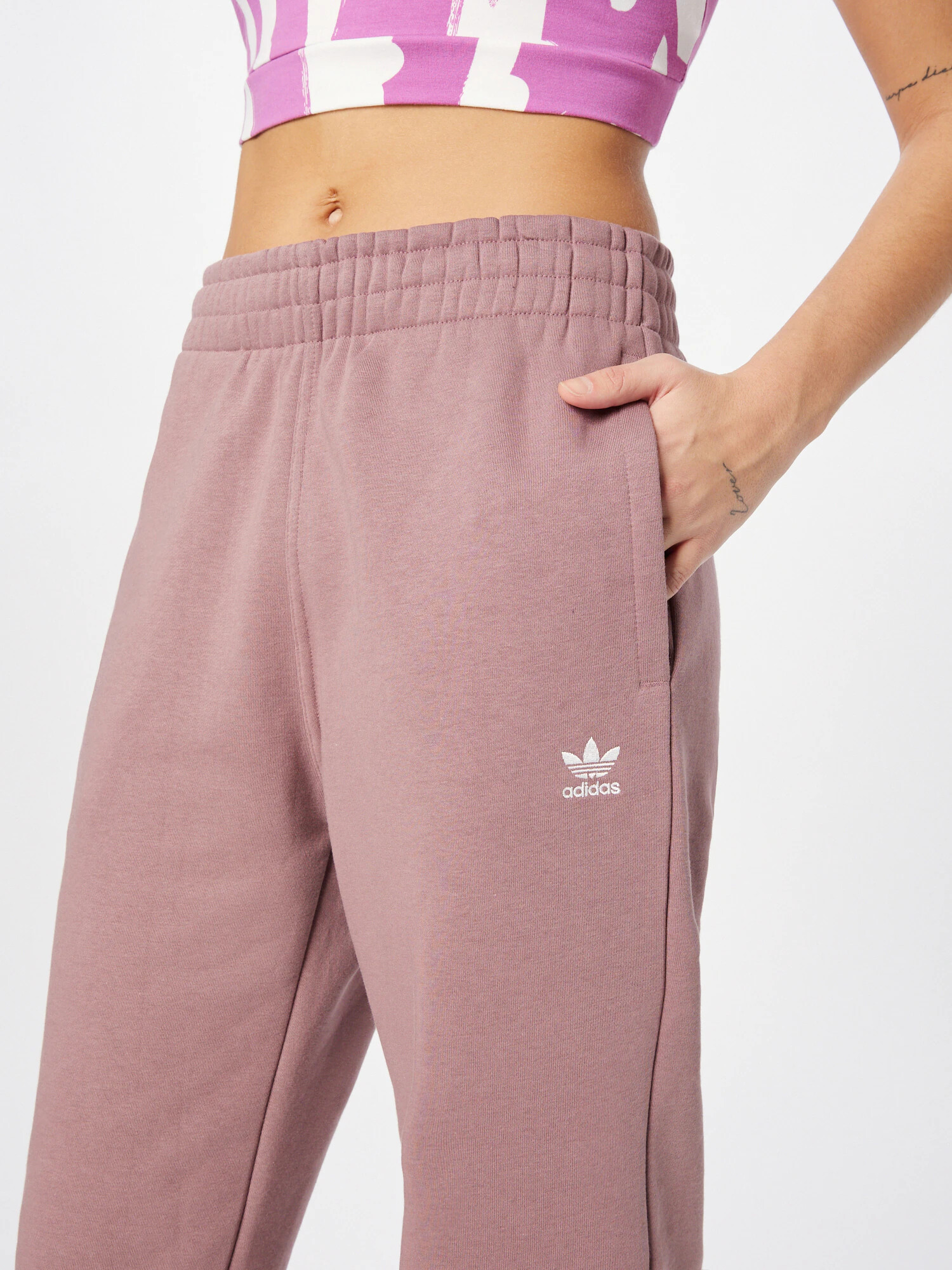 ADIDAS ORIGINALS Pantaloni 'Adicolor Essentials Fleece' roz pal / alb - Pled.ro