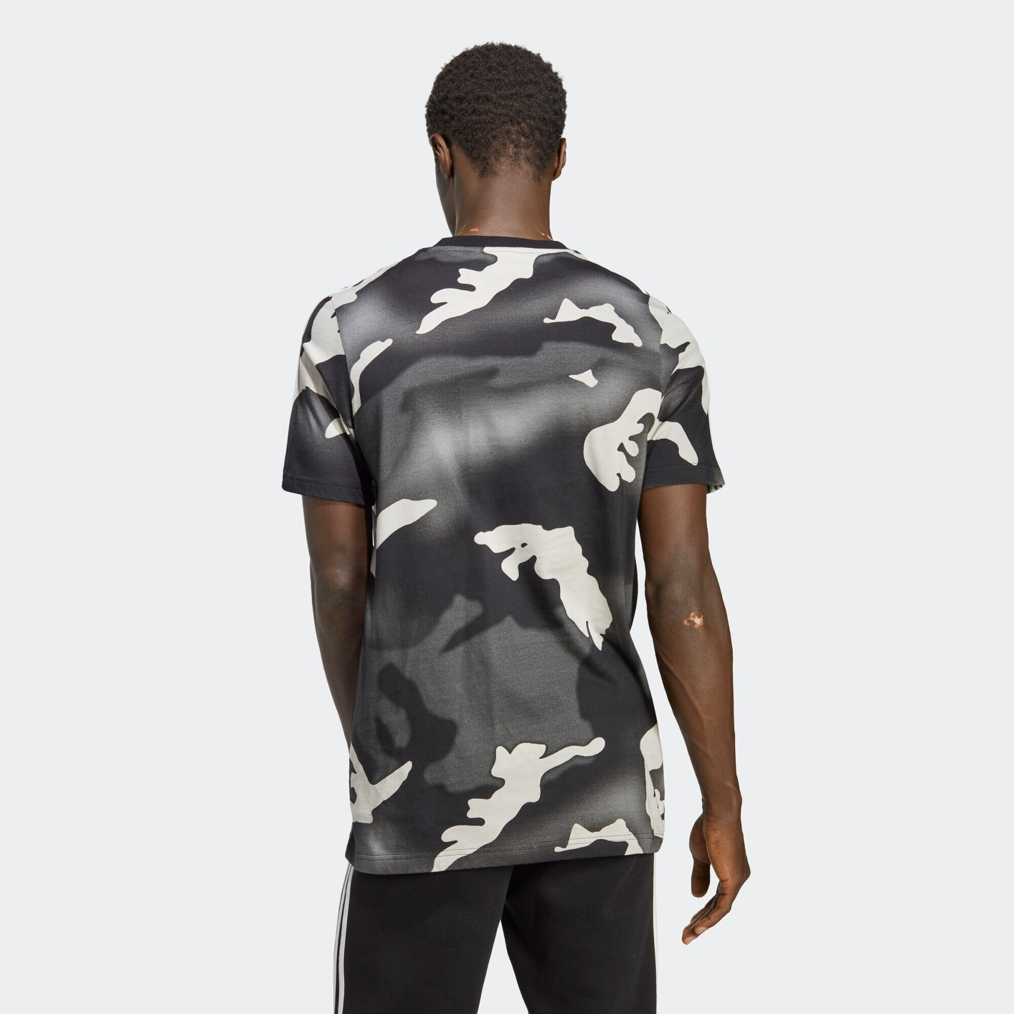 ADIDAS ORIGINALS Tricou 'Graphics Camo Allover Print' bej deschis / gri închis / negru / alb - Pled.ro