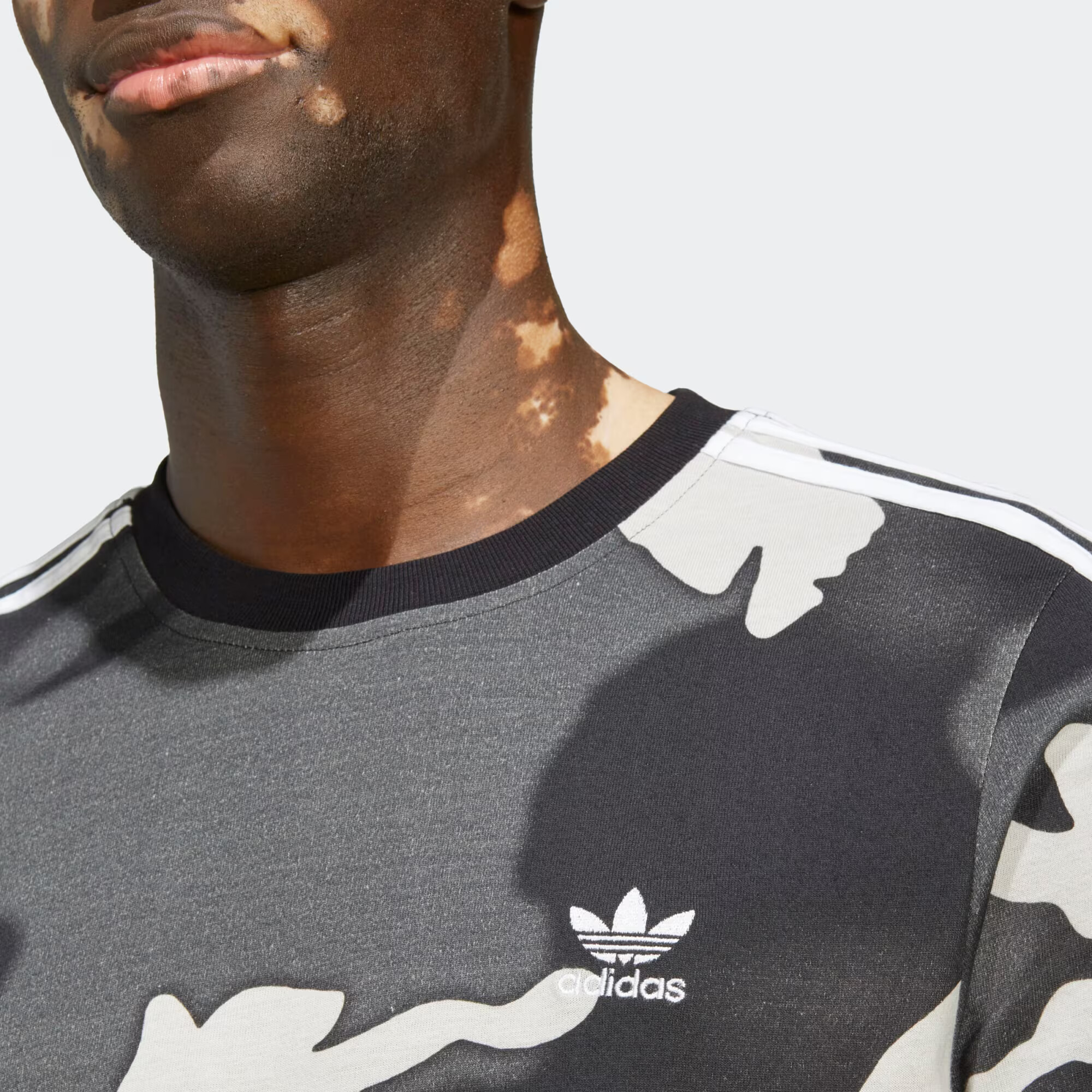 ADIDAS ORIGINALS Tricou 'Graphics Camo Allover Print' bej deschis / gri închis / negru / alb - Pled.ro