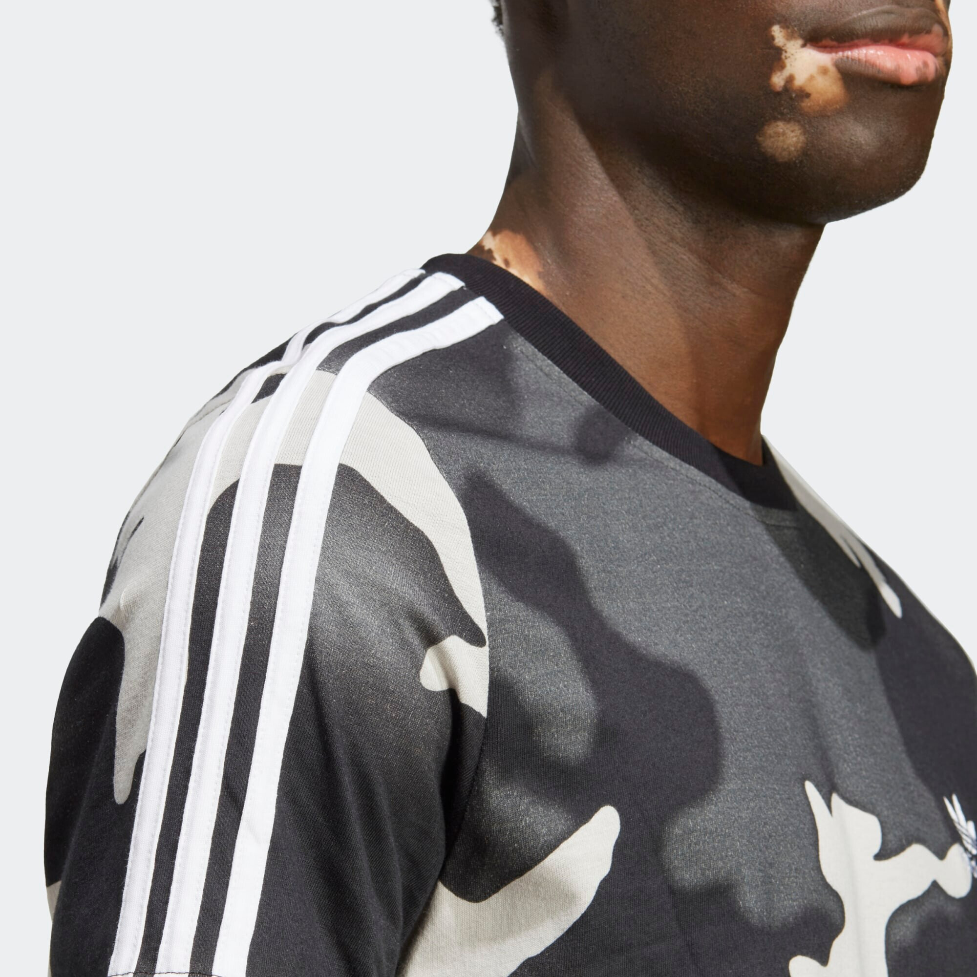 ADIDAS ORIGINALS Tricou 'Graphics Camo Allover Print' bej deschis / gri închis / negru / alb - Pled.ro