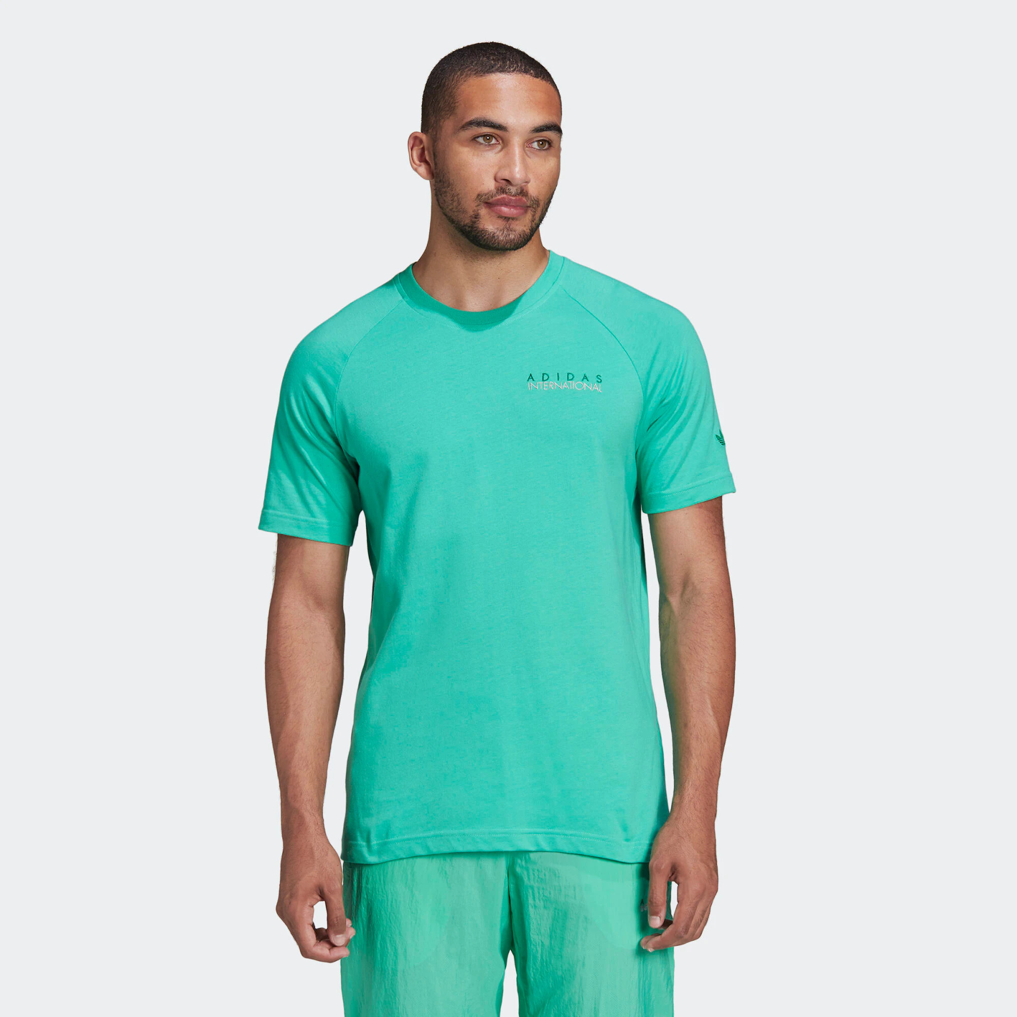 ADIDAS ORIGINALS Tricou 'Sports Club' gri deschis / verde jad / roșu / alb - Pled.ro