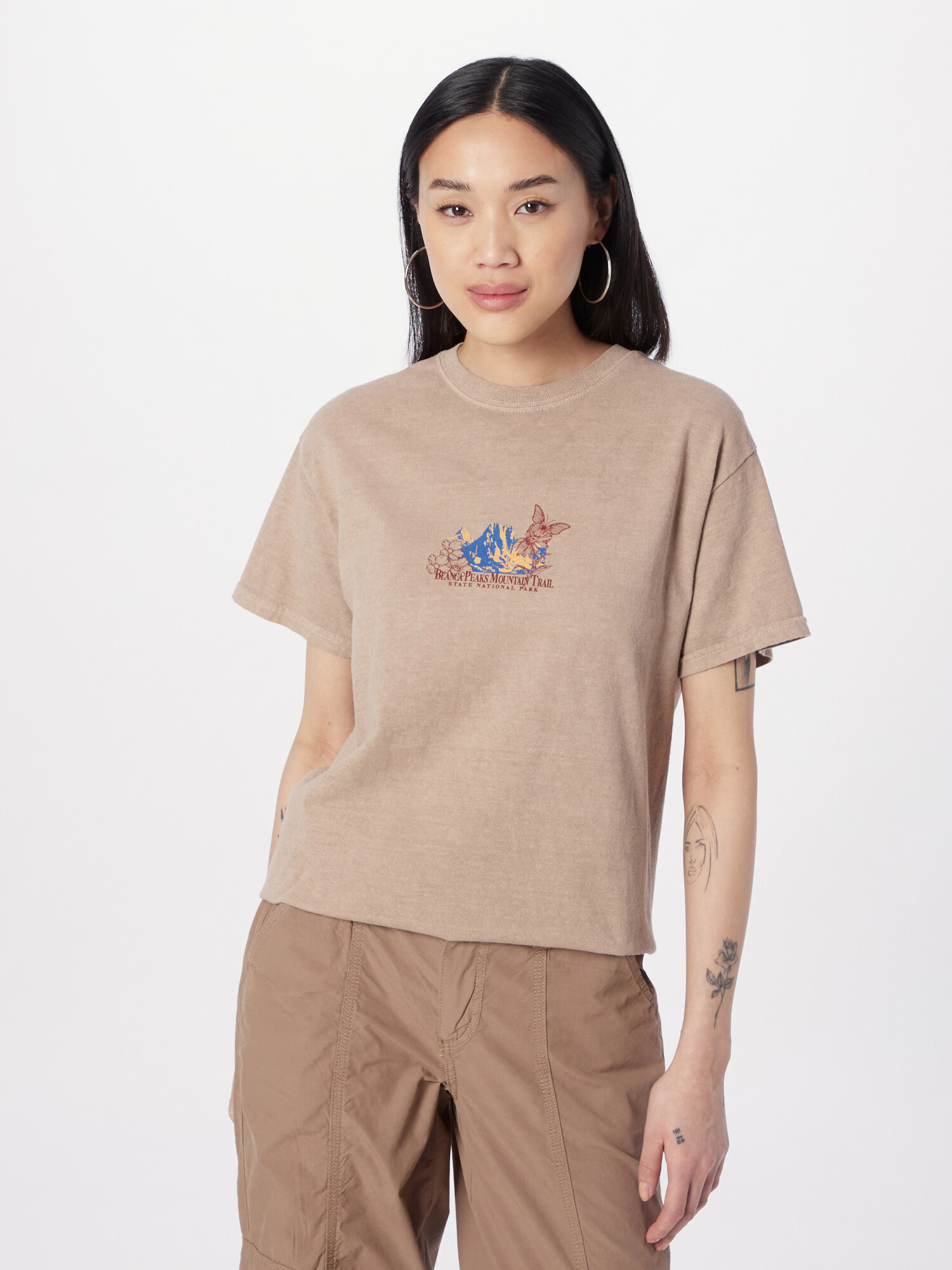 BDG Urban Outfitters Tricou 'Blanka Peaks' bej / albastru închis / maro deschis / roșu vin - Pled.ro