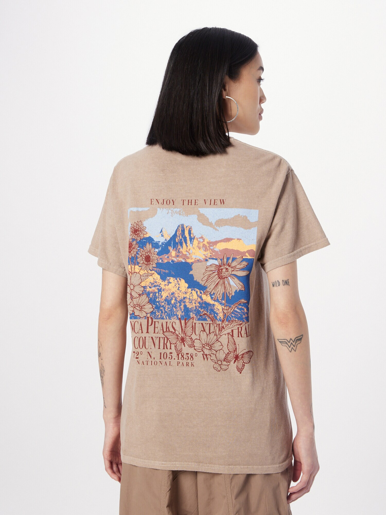 BDG Urban Outfitters Tricou 'Blanka Peaks' bej / albastru închis / maro deschis / roșu vin - Pled.ro