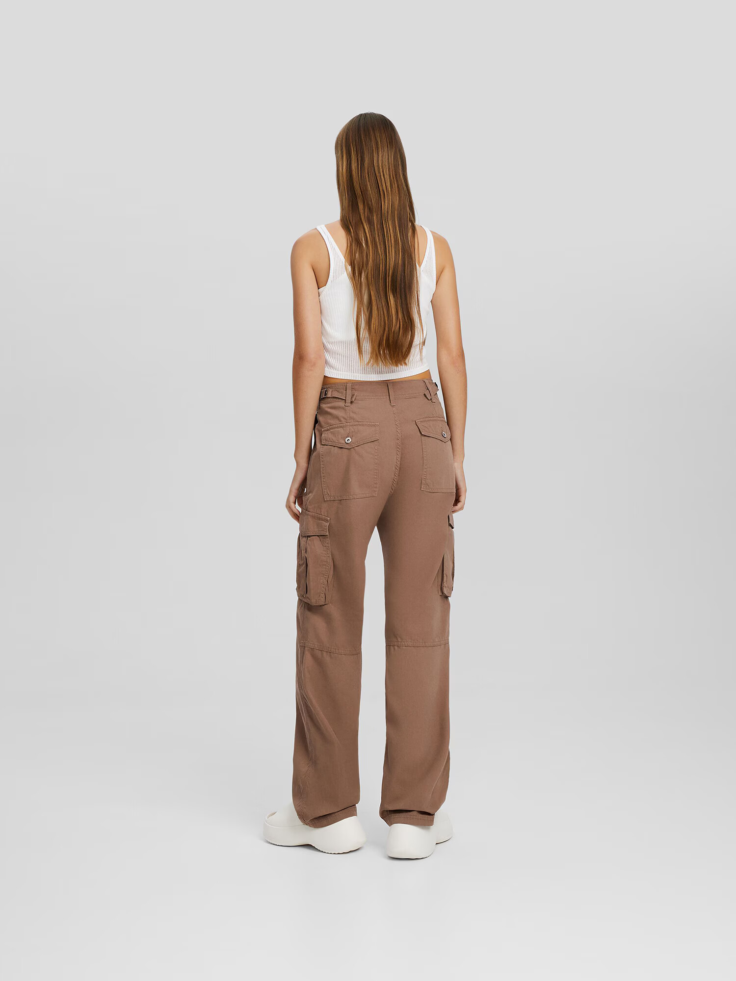 Bershka Pantaloni cu buzunare maro - Pled.ro